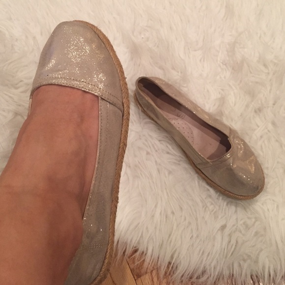 Aldo Goldish Espadrilles. - Picture 3 of 4